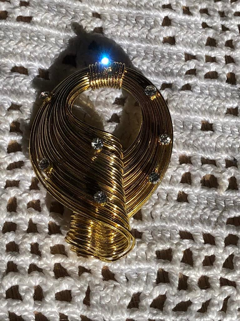 Vintage goudkleurige broche THOUSAND threads, Verzenden, Zo goed als nieuw, Overige materialen