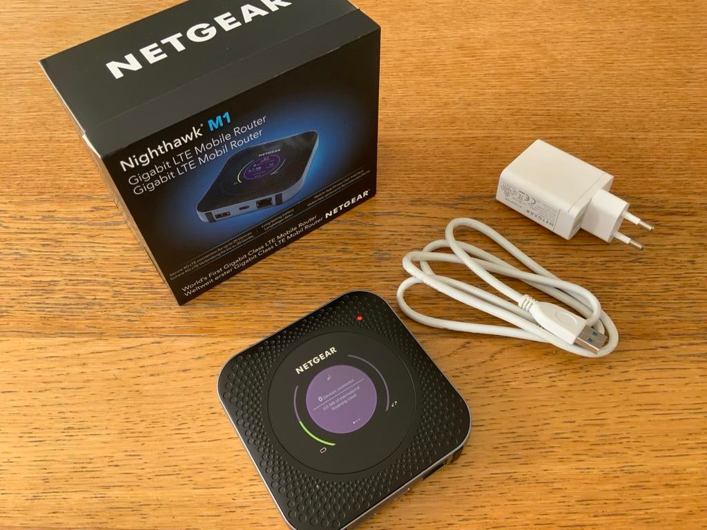 NETGEAR Nighthawk M1 Gigabit LTE Mobiele Router, Computers en Software, Routers en Modems, Zo goed als nieuw, Router met modem