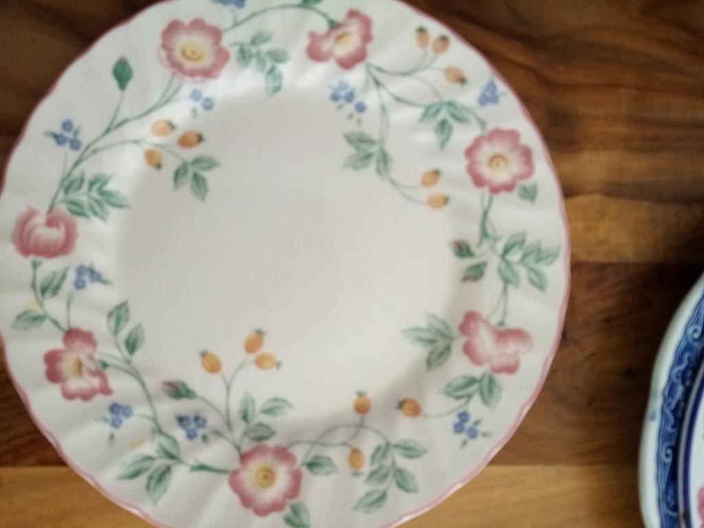 Bord met bloemenpatroon, Ophalen of Verzenden, Overige stijlen, Bord(en)