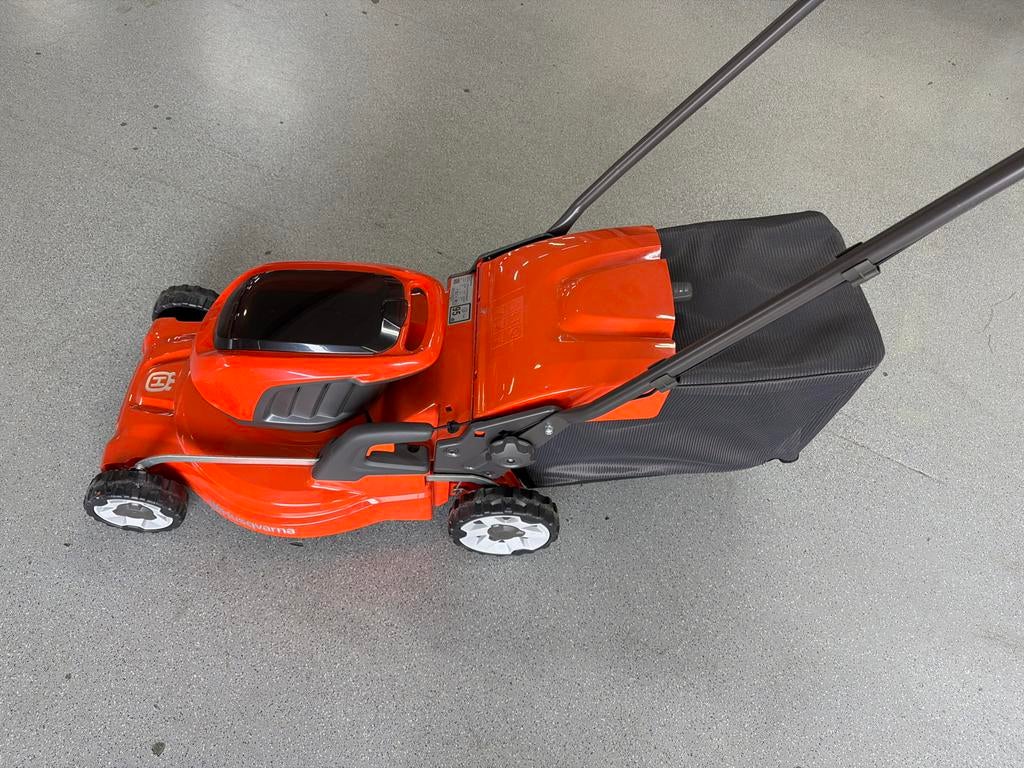 Husqvarna LC 142i Acc Grasmaaier - nieuw, 37% korting!, Tuin en Terras, Cirkelmaaier, Accu-grasmaaier, Ophalen of Verzenden, Zo goed als nieuw