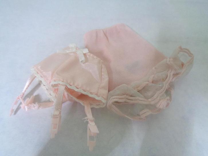 Roze lingerie... Barbie,….. ( Fotonr V68), Verzamelen, Poppen, Zo goed als nieuw, Fashion Doll, Ophalen of Verzenden
