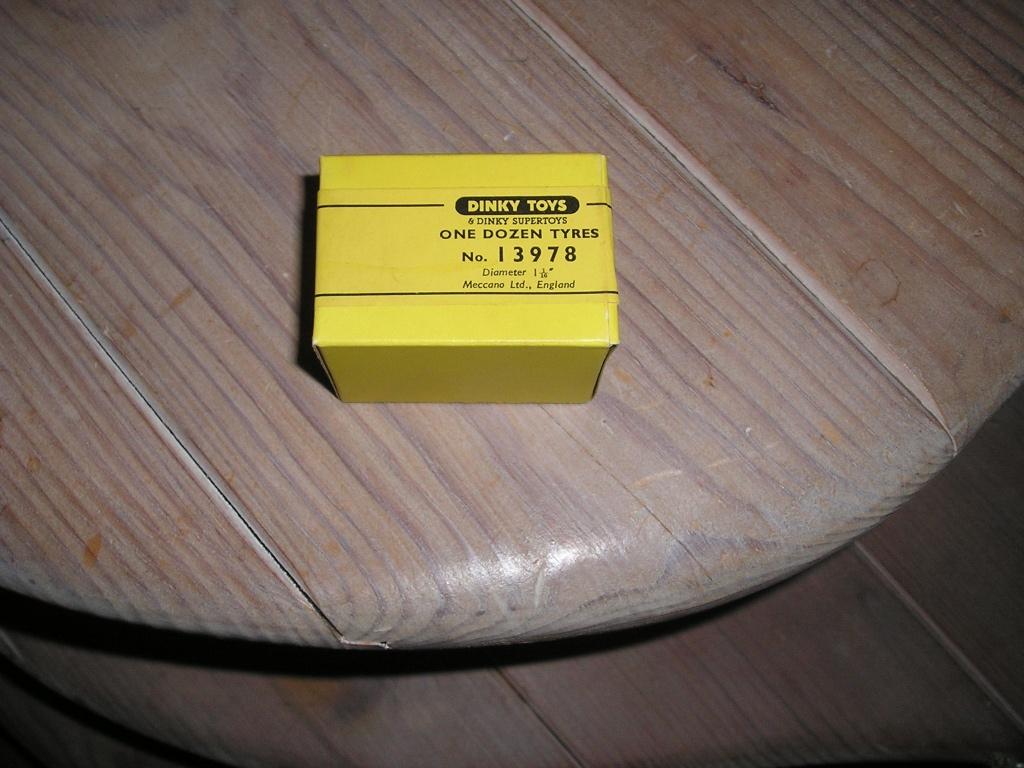 Dinky Toys 13978 One Dozen Tyres, Ophalen of Verzenden