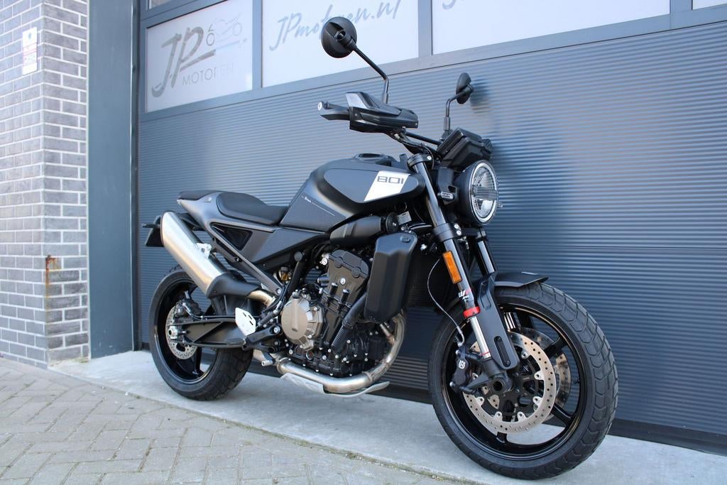 Husqvarna 801 Svartpilen (2024) *Org. NL*Fab.garantie*, Motoren, 2 cilinders, Motorrijbewijs A, Bedrijf, Onbekend