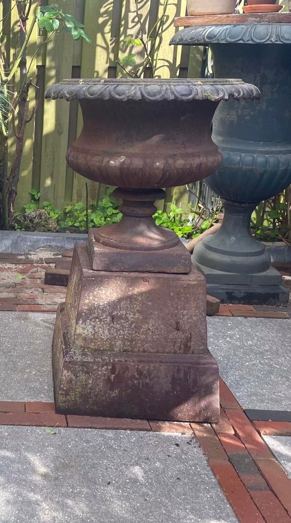Gietijzeren tuinvaas bloempot op console sokkel, Tuin en Terras, Tuinvazen, Zo goed als nieuw, Ophalen