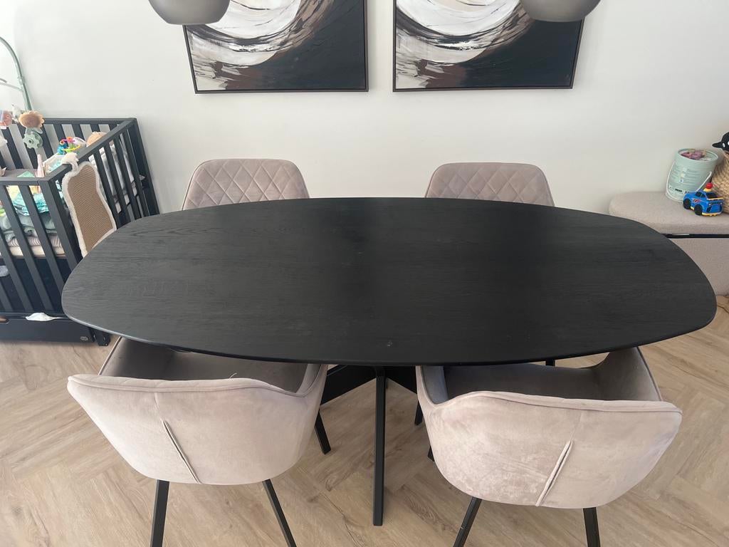 Moderne ovale zwarte eettafel, Ophalen, 100 tot 150 cm, Zo goed als nieuw, 150 tot 200 cm