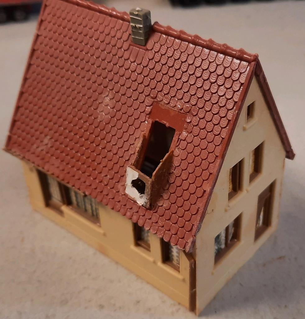 Huisje zonder bodem plaat en dakkapel kapot, Hobby en Vrije tijd, Modeltreinen | H0, Gebruikt, Jouef, Gelijkstroom of Wisselstroom