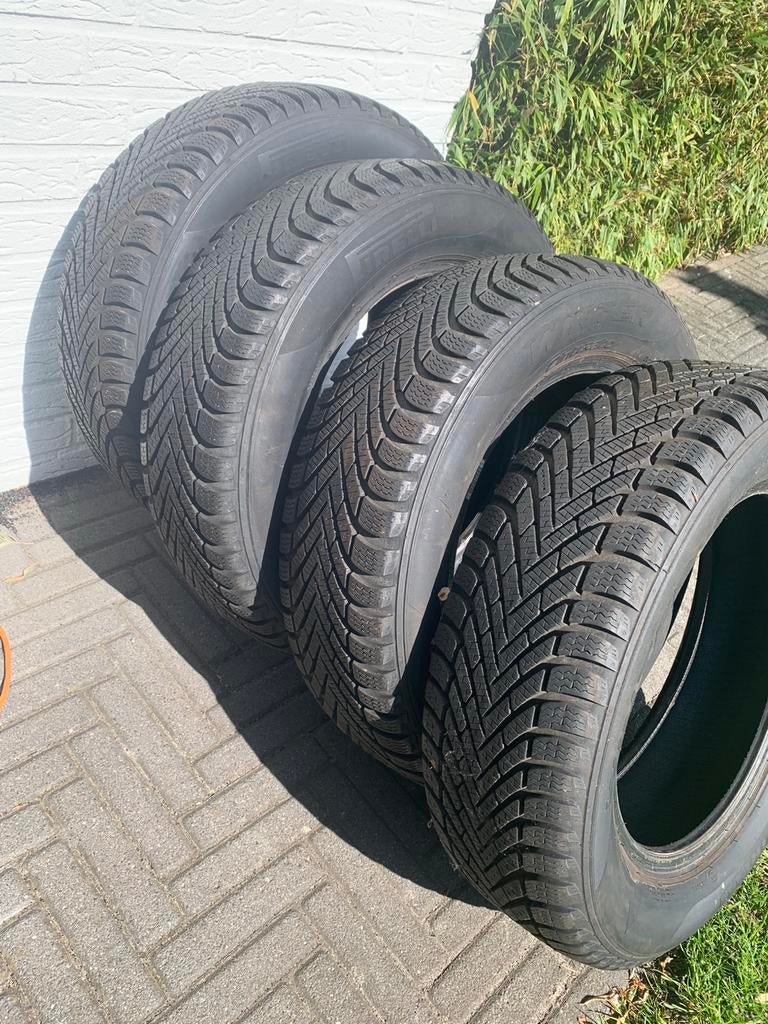 Winterbanden pirelli met sierdoppen auto golf, Ophalen