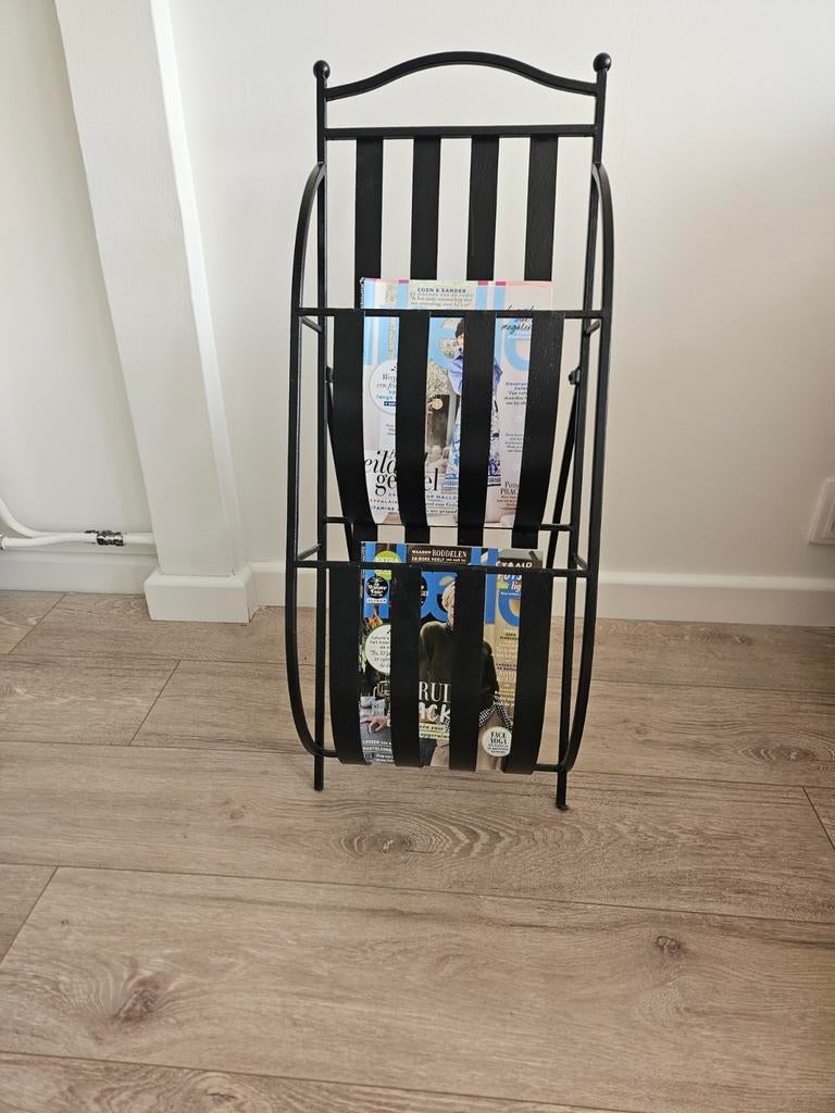 Zwarte metalen lectuurbak, Huis en Inrichting, Woonaccessoires | Krantenbakken en Lectuurbakken, Ophalen