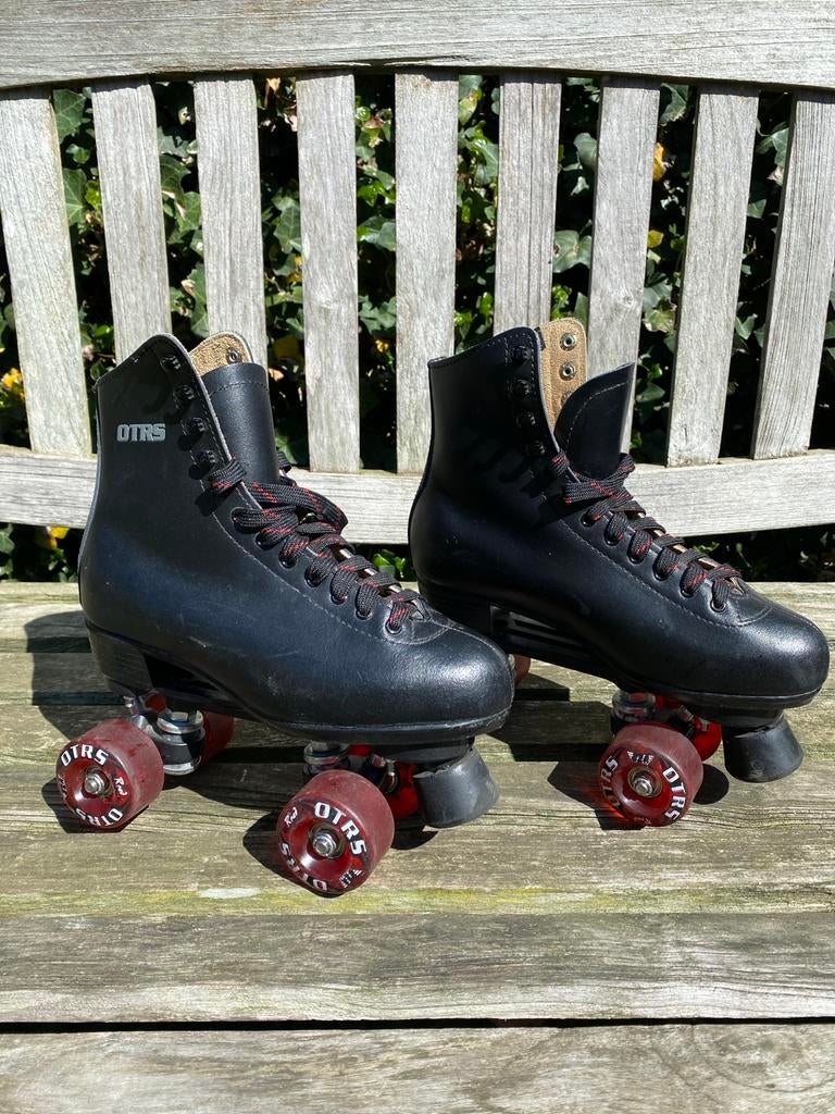 OTRS Roller Skates - Zwart met Rode Wielen maat 39, Zimmersmühlenweg 11, 61440 Oberursel, Germany, Gebruikt, Ophalen of Verzenden
