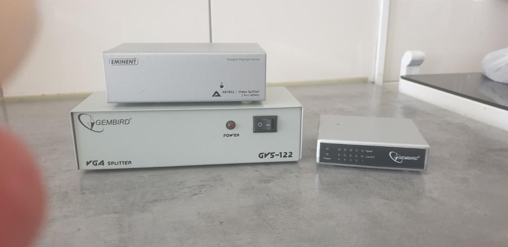 VGA Splitter Eminent en Gembird - 2 stuks, Ophalen of Verzenden, Gebruikt