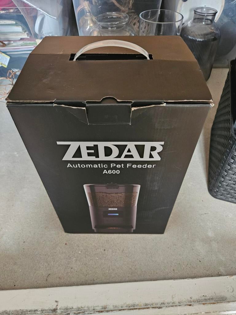 Zedar automatisch voer apparaat, Ophalen of Verzenden, Zo goed als nieuw