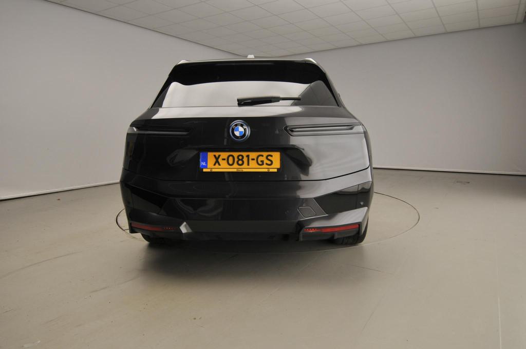 BMW iX xDrive40 | Sportpakket | Laserlicht | Navigatie | Act, Auto's, BMW, Automaat, 12 maanden, Stof, Gebruikt