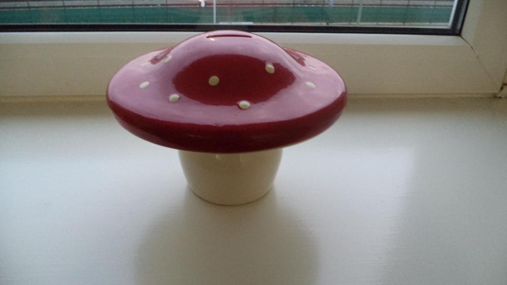 Paddestoel spaarpot zo goed als nieuw., Ophalen, Zo goed als nieuw, Steen, Aardewerk of Keramiek, Overige thema's