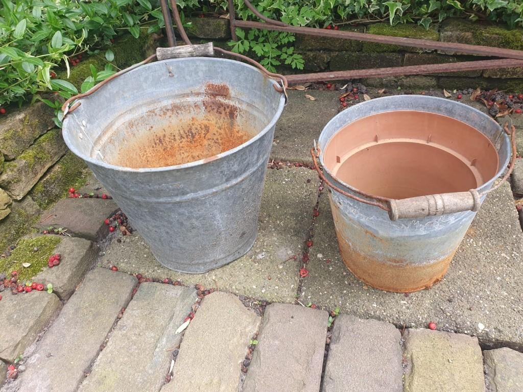 Zinken emmers en diverse tuin ornamenten, Tuin en Terras, Bloembakken en Plantenbakken, Ophalen, Overige materialen, Gebruikt