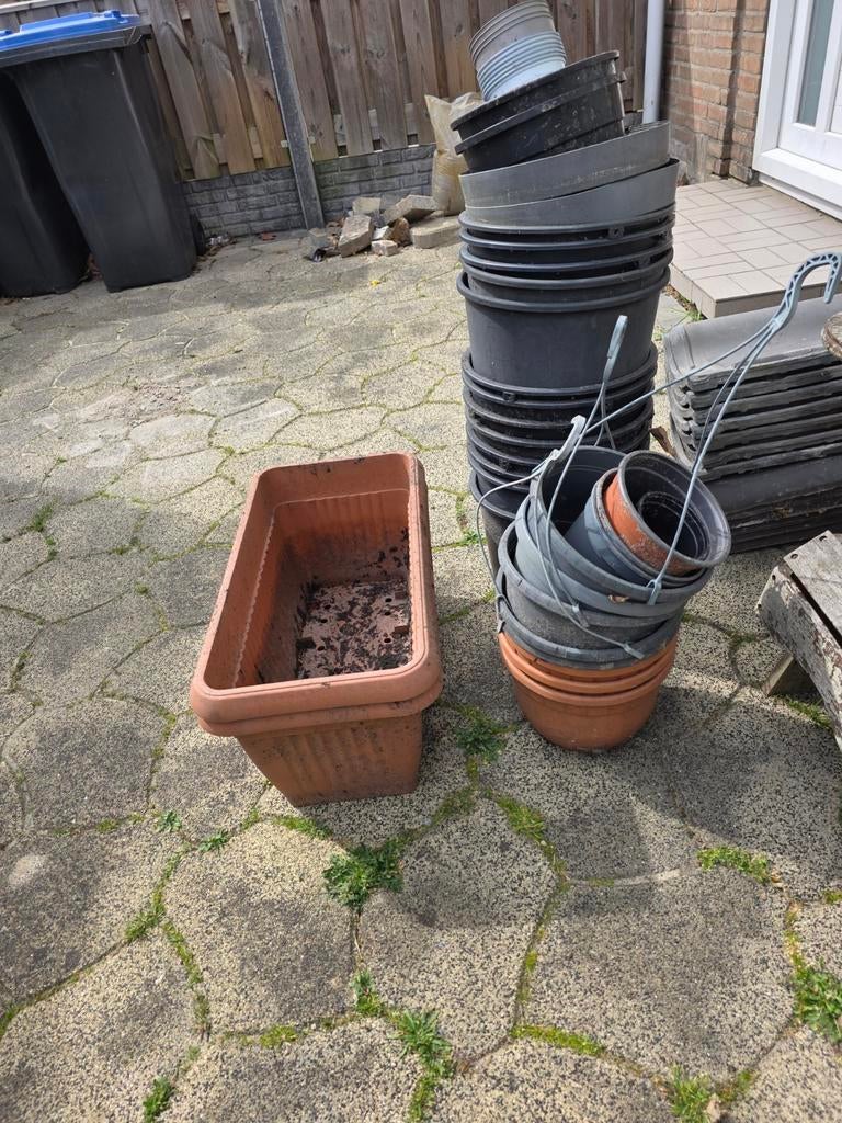 Gratis potten . Alles mee !, Tuin en Terras, Ophalen, Rond, Kunststof, Minder dan 30 cm