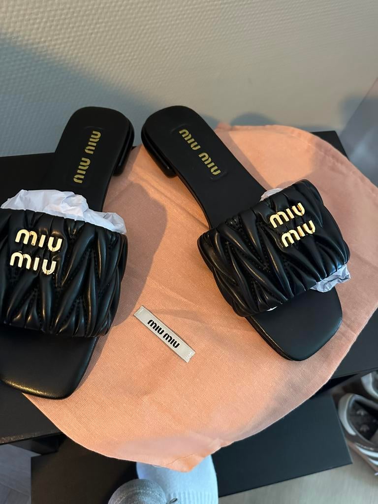 Miu Miu GG leren slippers 39, Kleding | Dames, Schoenen, Slippers, Zwart, Nieuw, Ophalen of Verzenden