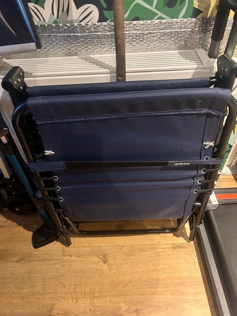 2 Ligbedden: 1x blauw (gebruikt), 1x zwart (nieuw in doos), Ophalen of Verzenden, Gebruikt, Aluminium, Verstelbaar