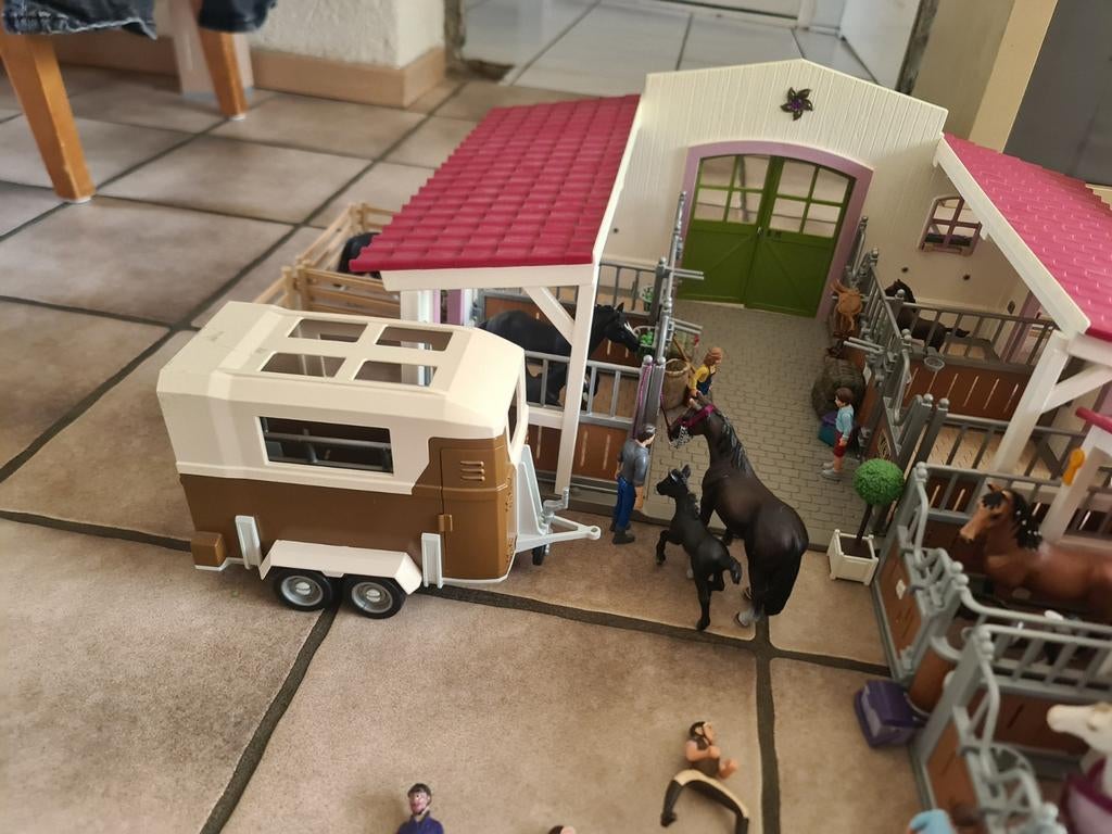 Schleich Manege met toebehoren en paardentrailer, Ophalen of Verzenden, Gebruikt, Jongen of Meisje