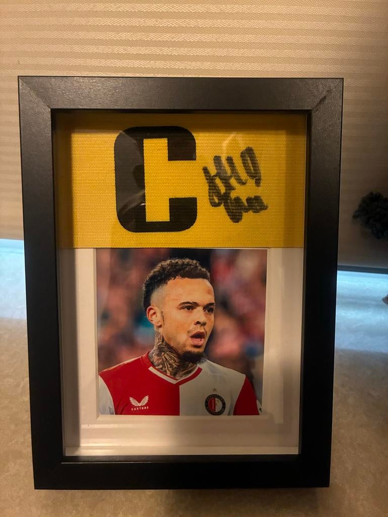 Gesigneerde aanvoerdersband Quilindschy Hartman, Verzamelen, Ophalen of Verzenden, Gebruikt, Feyenoord, Overige typen