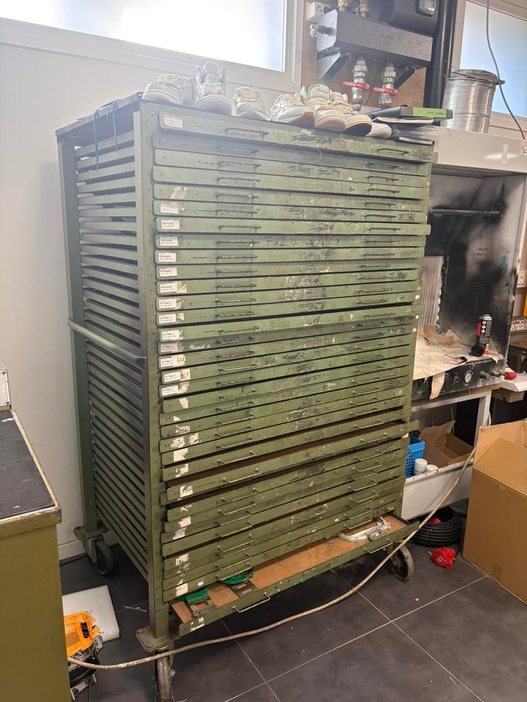 PATRONEN KAST VOOR STANSMESSEN SCHOENMAKERIJ TASSENMAKERIJ, Ophalen, Gebruikt