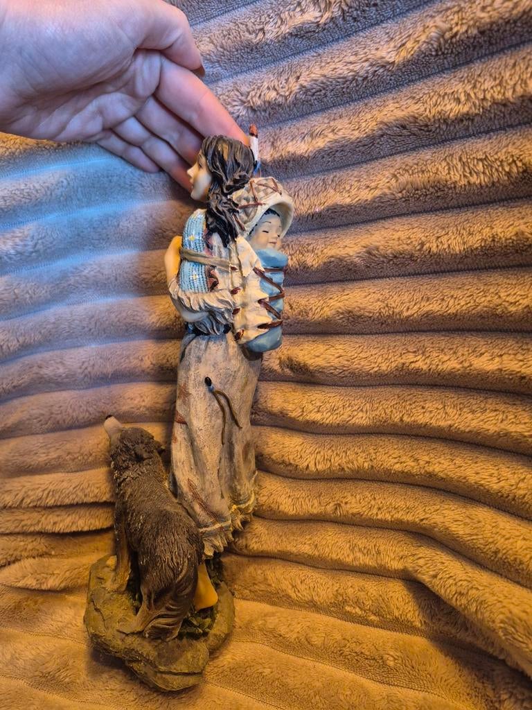 Beeldje Indiaanse vrouw met baby en wolf, Ophalen of Verzenden, Zo goed als nieuw, Mens
