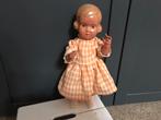 Vintage Babypop met slaapogen en ruitjesjurk, Ophalen of Verzenden, Gebruikt, Babypop