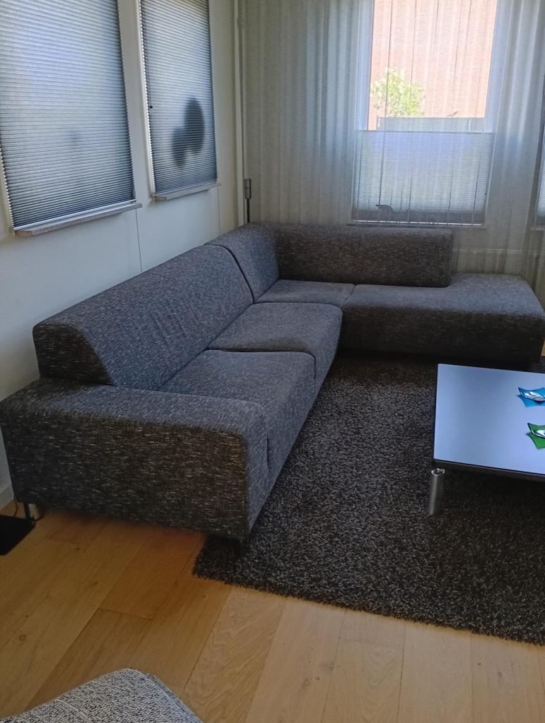 Nette grijze Hoekbank – Bieden, Huis en Inrichting, Ophalen, Gebruikt, Vierpersoons of meer, Hoekbank