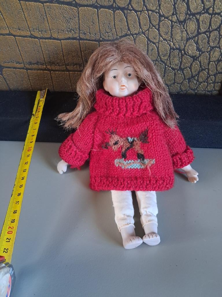 Antiek porseleinen popje in gebreide trui, Verzamelen, Poppen, Ophalen of Verzenden, Gebruikt, Pop