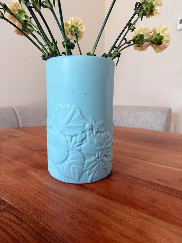 Bolia Vaas - Lichtblauw met Bloemenreliëf, Huis en Inrichting, Woonaccessoires | Vazen, Zo goed als nieuw, Blauw, Minder dan 50 cm