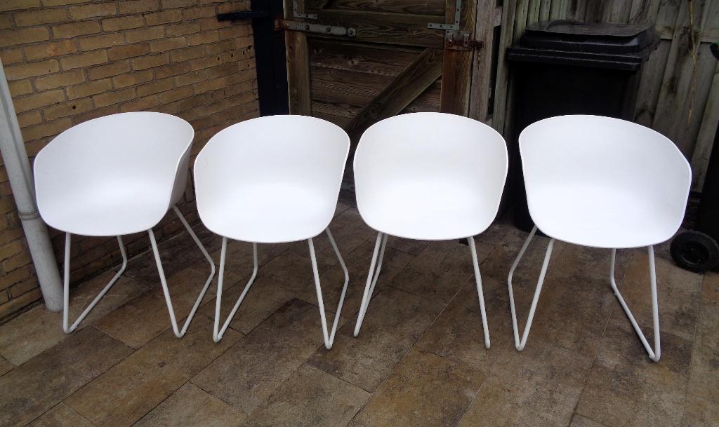 4 Hugo witte kunststof kuipstoelen met wit metalen poten, Ophalen, Kunststof, Gebruikt, Wit
