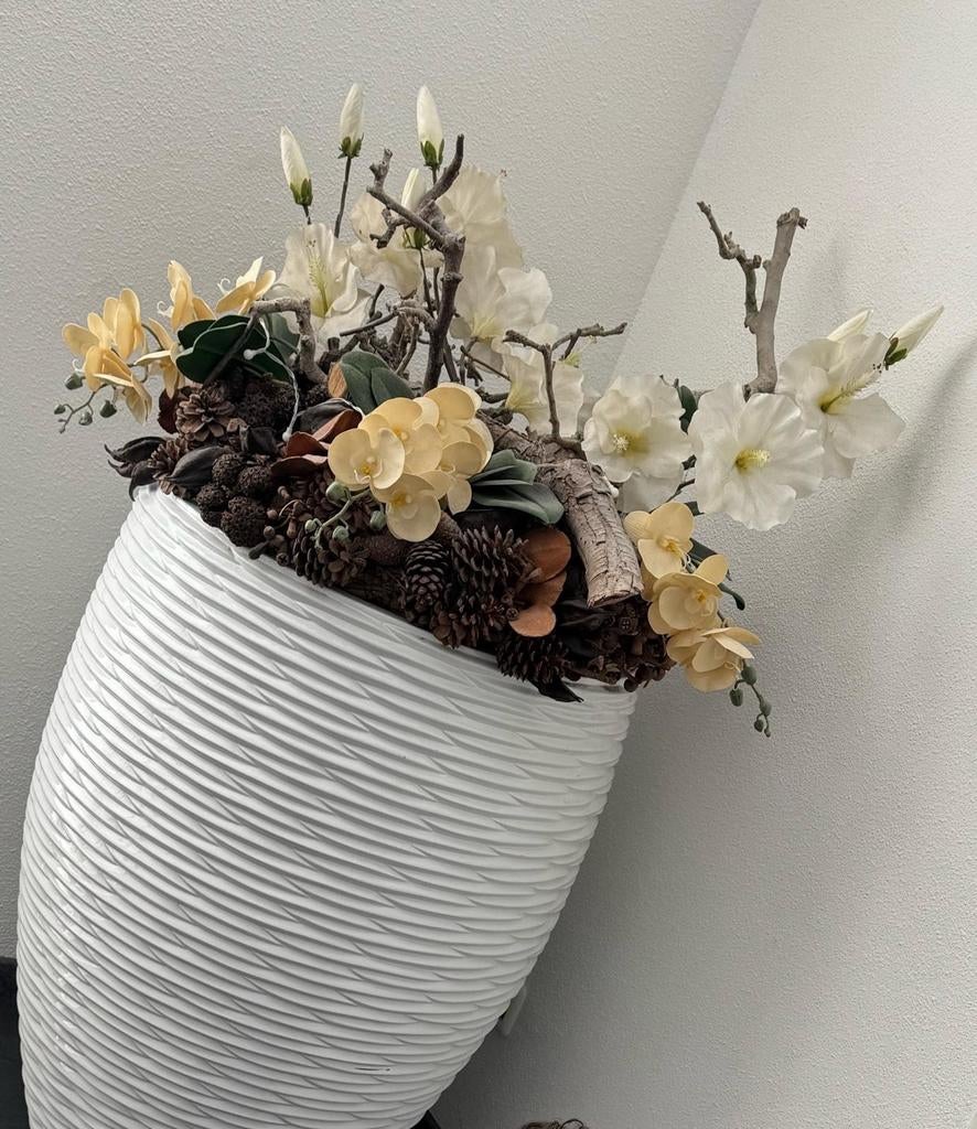 Stijlvolle witte bloemenvaas met kunstbloemen, Huis en Inrichting, Woonaccessoires | Vazen, Overige materialen, 50 tot 75 cm, Wit