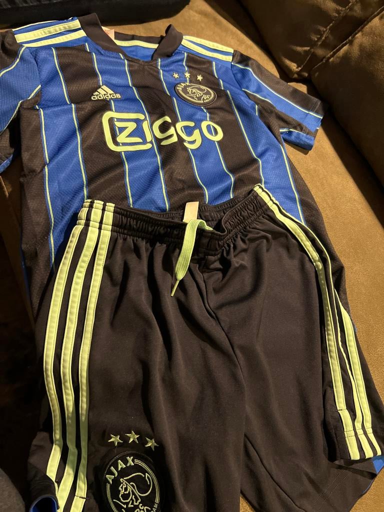 Ajax sport tenue - shirt en broekje, Ophalen