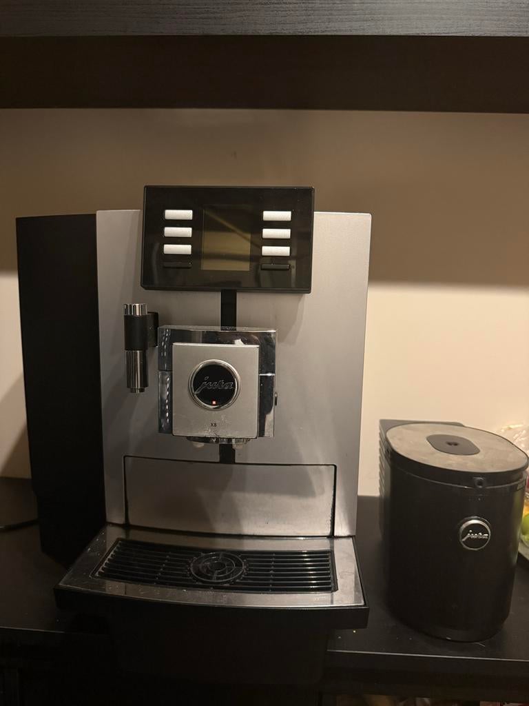 Jura X8 Professionele Koffiemachine, Afneembaar waterreservoir, 10 kopjes of meer, Koffiemachine, Zo goed als nieuw