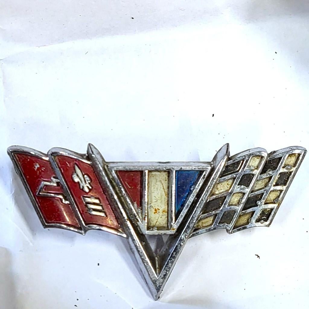 Vintage CHEVROLET V-FLAG FENDER EMBLEM En nog auto boeken, Ophalen of Verzenden