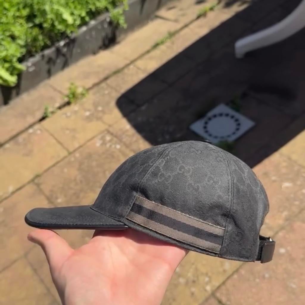 GEZOCHT! Zwarte Gucci pet met GG-monogram, Kleding | Heren, Hoeden en Petten, Ophalen of Verzenden, Gedragen, One size fits all
