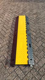 Kabeldrempel/Kabelbrug 3-kanaals 900,500,70 mm – Blok N Mesh, Ophalen, Nieuw, Kabel of Snoer