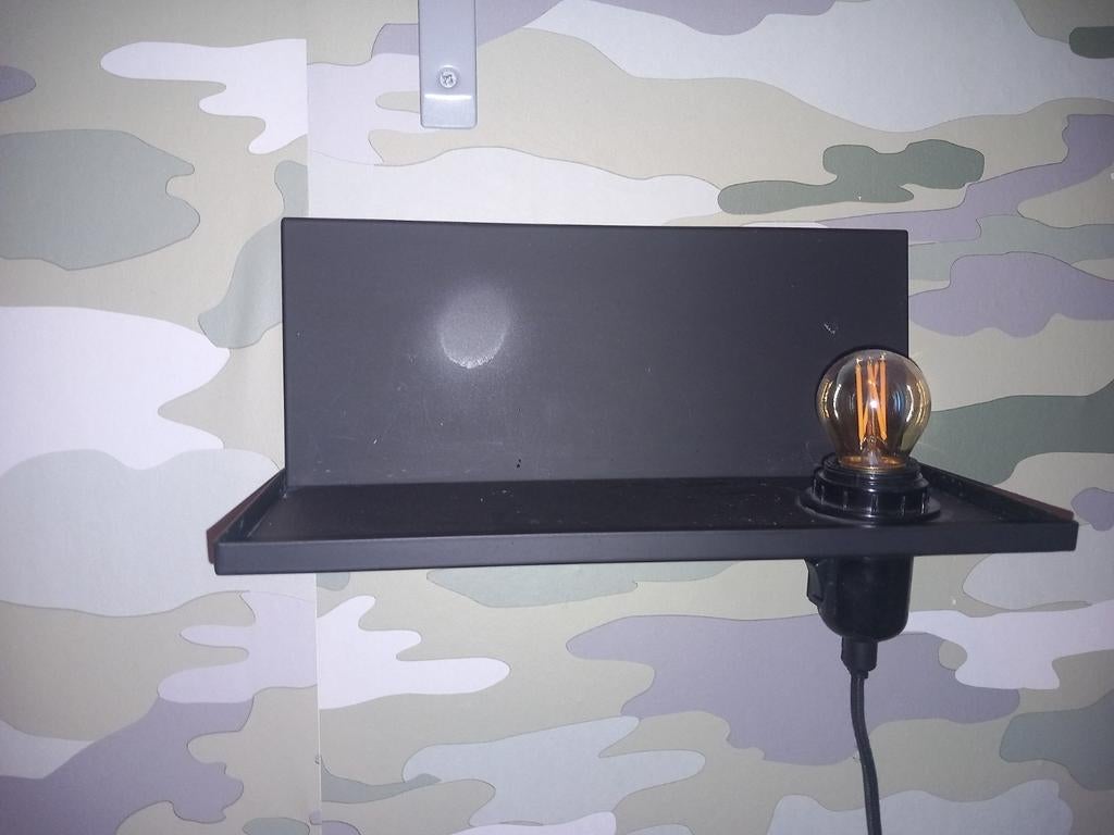 Zwart metalen wandplank met geïntegreerde lamp, Ophalen of Verzenden, Gebruikt, Metaal, Industrieel, Modern