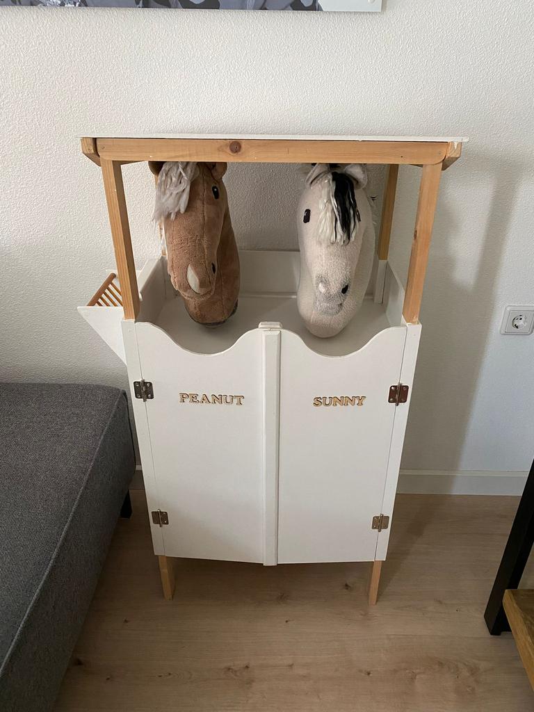Hobbyhorse stal met 2 hobbyhorses, Ophalen, Zo goed als nieuw
