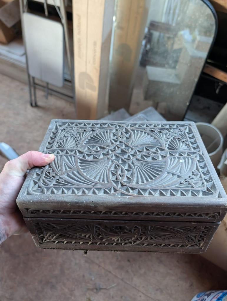 Antiek houten doosje met gedetailleerd houtsnijwerk, Antiek en Kunst, Ophalen