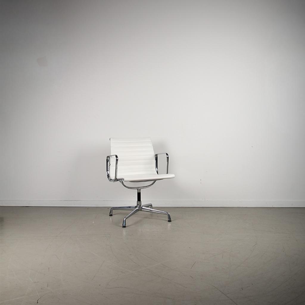 48x Vitra Eames EA 107 Stoel Wit Leer – Chroom, Niet ingevuld, Wit, Niet ingevuld, Leer