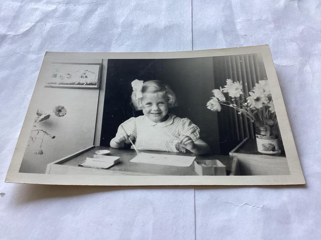 Vintage foto van een lachend meisje aan een bureau, Gebruikt, Foto, Ophalen of Verzenden, Voor 1940