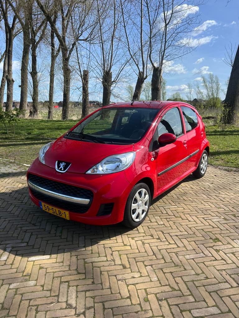 Peugeot 107 1.0 12V 5DR 2011 Rood - AIRCO - APK, Auto's, Peugeot, Voorwielaandrijving, 4 stoelen, 68 pk, Handgeschakeld