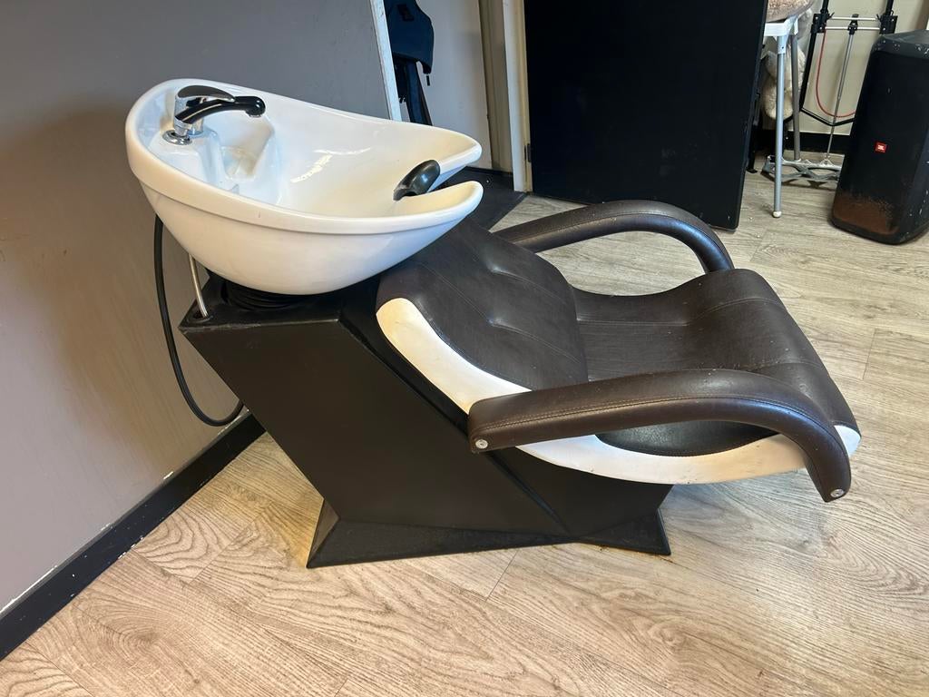 Te koop 2 kappersstoelen en kapperswasbak