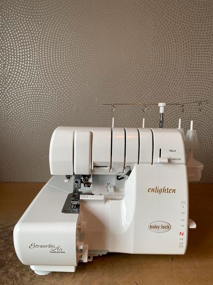 LOCKMACHINE BABYLOCK ENLIGHTEN IN NIEUWSTAAT, Hobby en Vrije tijd, Naaimachines en Toebehoren, Zo goed als nieuw, Lockmachine