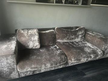 Fluwelen bank taupe beschikbaar voor biedingen
