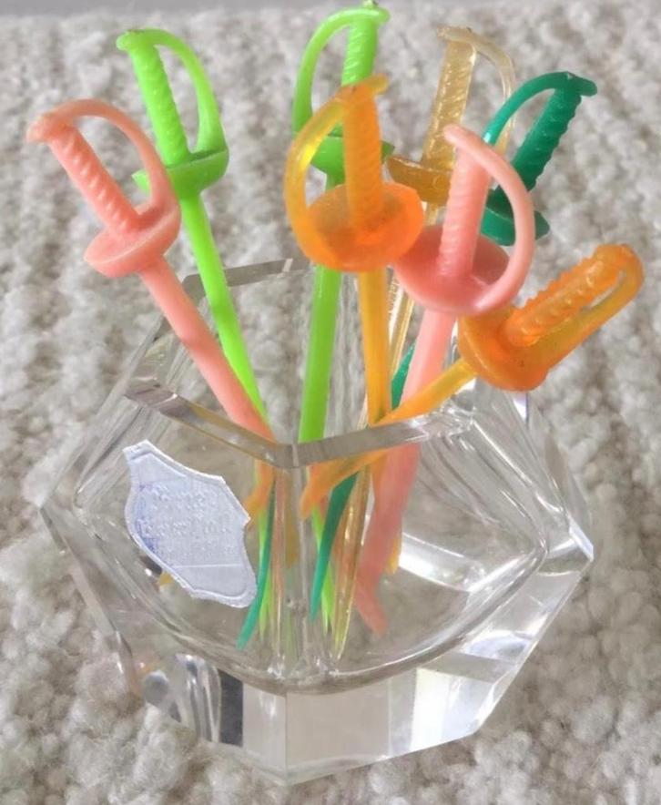 Plastic cocktail prikkers in kristallen houder jaren 60 / 70, Antiek en Kunst, Antiek | Keukenbenodigdheden, Ophalen of Verzenden