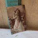 Ansichtkaart oud dame en bloemen 1907 Amsterdam, Ophalen of Verzenden, Voor 1920, Gelopen, Overige thema's