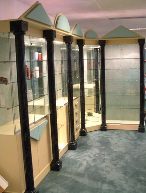 showroom model vitrinewand en pasbank/wachtkamerbank, Zakelijke goederen, Kantoor en Winkelinrichting | Winkel en Inventaris, Ophalen