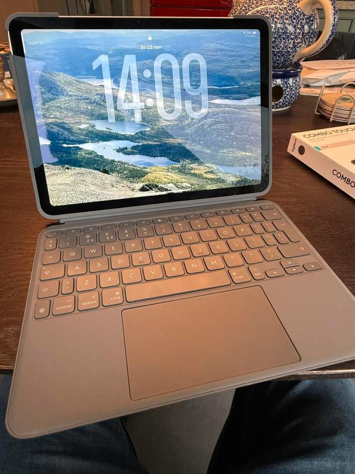 Logitech Combo Touch voor iPad Air 11 inch M2/M3, Computers en Software, Tablet-hoezen, Zo goed als nieuw, Bescherming voor- en achterkant