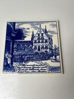 Delfts blauw tegeltje Raadhuis van Gouda & Den besten kaas, Antiek en Kunst, Antiek | Wandborden en Tegels, Ophalen of Verzenden